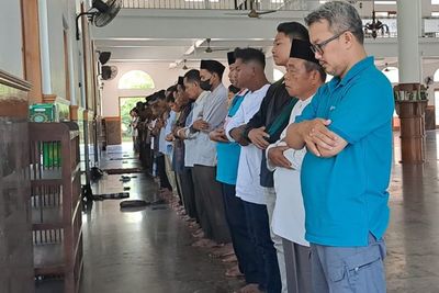 Gerhana Matahari Hibrid, Warga dan Santri PPMI Assalaam Sukoharjo Gelar Salat Gerhana