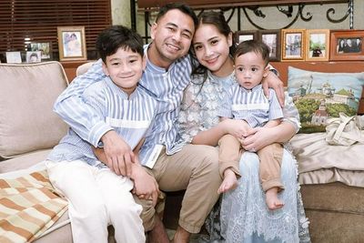 Potret Busana Lebaran Keluarga Raffi Ahmad dan Nagita Slavina, Kompak Tampil Serba Biru