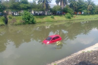 Setel Persneling Mundur, Mobil Matic Warga Tulungagung Terjun ke Sungai, Gagal Lebaran