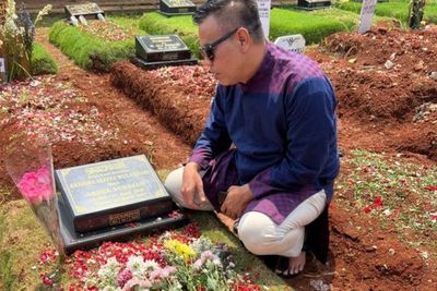 Abdel Achrian Ziarah ke Makam Anak di Hari Lebaran: Sedih Rasanya Baca Nisan Ada Nama Gue