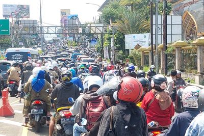 Arus Lalu Lintas Macet, One Way Diterapkan di Jalur Puncak Bogor