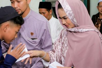 Krisdayanti Bagi-bagi THR ke Warga di Hari Lebaran: Berkah Selalu Mimi