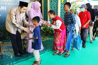Gelar Open House di Hari Kedua Idul Fitri, Gubernur Khofifah Sambut Hangat Warga Jatim