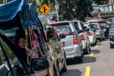 Cegah Kepadatan, Polisi Terapkan One Way di Ruas Jalan Menuju Pantai Anyer dan Carita