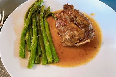 Daging Kelinci dengan Kurma dan Saus Madera, Hidangan Khas Belgia yang Menggoda Selera