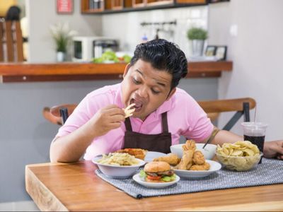 Benarkah Makan Malam Bisa Bikin Gendut? Ini Penjelasan Dokter