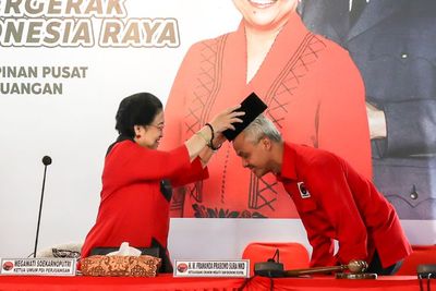 Megawati Beri Ganjar Kopiah, Hasto Kasih Kode Kerja Sama Politik dengan Kalangan Religius