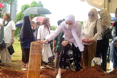Isak Tangis Para Pemain Sinetron Cinta Fitri Iringi Pemakaman Iqbal Pakula