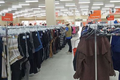Ngethrif Asyik di Savers Victoria, Puas Belanja Barang Branded dengan Harga Miring!