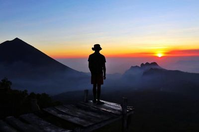 Nikmati Pemandangan Menakjubkan dari Bukit Wolobobo, Wisata Alam yang Terkenal di NTT