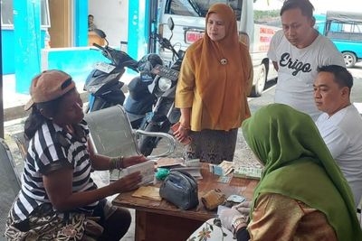 Heboh! Pengemis di Bogor Bawa Cek Rp1 miliar di Sakunya