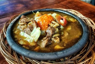Icip Tongseng Setan dan Sate Gajah di Warung Mundu, Kuliner Lezat Harga Merakyat!