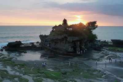 Indahnya Tanah Lot: Pura Suci di Atas Batu Karang yang Menakjubkan di Pesisir Barat Bali