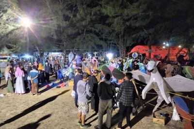 Indahnya Langit Malam Sumenep Dihiasi Puluhan Layangan LED