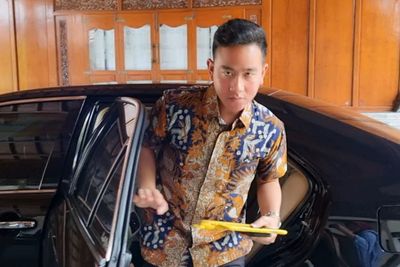 Pakai Mobil Dinas Istri, Ini Alasan Gibran Parkir Mobil Dinasnya di Viaduk Gilingan