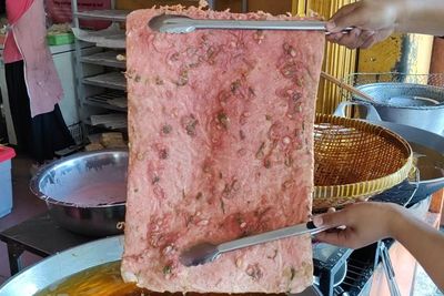 Lagi ke Purwokerto? Cicipi Tempe Mendoan Pink yang Viral, Ukurannya Lebih Besar dari TV