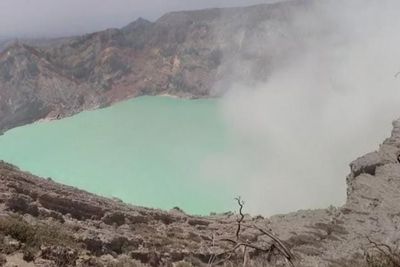 Intip Pesona Pegunungan dan Air Hijau di Kawah Ijen, Bau Belerang Menyimpan Keindahan