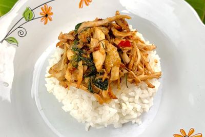 Resep Ayam Suwir Daun Kemangi, Aromanya Sedap dan Bikin Nagih!