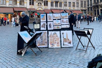 Souvenir Lukisan di Grand Place, Potongan Kecil dari Keindahan yang Bisa Dibawa Pulang