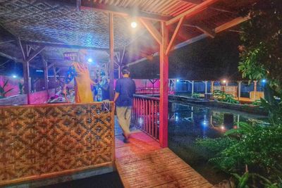 Nikmati Pengalaman Makan Unik Berkonsep Saung di Atas Kolam Ikan di Majenang Cilacap