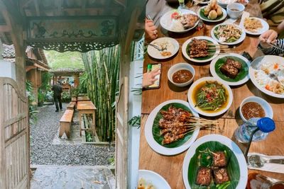 Restoran Asri Pedesaan Bebek Perdikan di Tengah Kota Jakarta