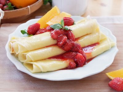 Crepes Roll dengan Strawberry Compote, Menu Sarapan Simpel dan Manis