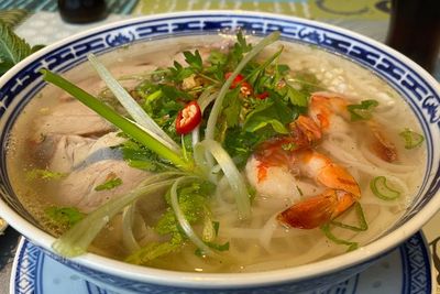 Menikmati Nam Vang Noodle Soup Khas Vietnam: Daging Sapi Gurih dan Lembutnya Udang