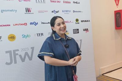 Gaya Feminin Nagita Slavina Berbalut Outfit Denim Bertabur Kilau Warna-warni Bebatuan