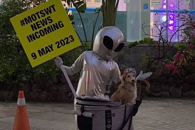 Muncul Sosok Alien Pegang Poster Terkait Konser Coldplay, Tur Asia Bakal Diumumkan 9 Mei?