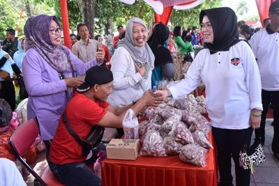 Hari Buruh Internasional di Sukoharjo, Senam Bersama dan Tebus Sembako Murah