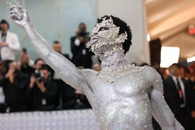 Lil Nas X Berkilau Pakai G-String di Met Gala 2023 Jadi Sorotan: Manusia Silver Mendunia