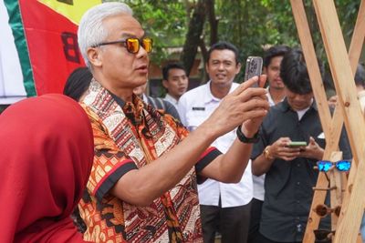 Beredar Foto Hoaks Ganjar Pranowo Peluk Miyabi, Netizen: Udah Ketebak Banget!