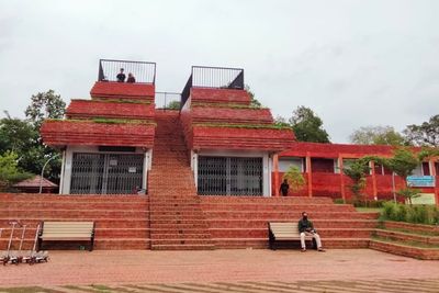 Asiknya Bersantai dengan View Susunan Batu Bata di Alun-alun Kejaksaan Cirebon