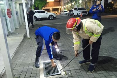 Detik-detik Petugas Damkar Evakuasi Kunci Motor yang Terjatuh di Selokan