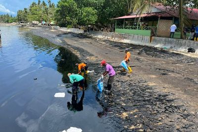 Ngeri! Cemari Pantai Kampung Melayu, Tumpahan Minyak Hitam Jadi Tontonan Warga