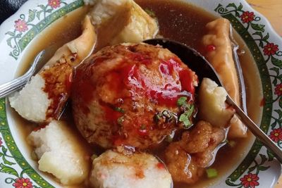 Menikmati Bakso Pak Ji Lamongan Seporsi Modal 10 Ribu, Ada yang Jumbo Seberat 2 Kg!
