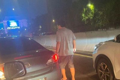 Viral Aksi Koboi Pria Pakai Pelat Polisi, Tenteng Pistol Ngamuk di Tol Jakarta