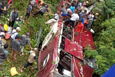 Akibat Supir Lalai, Bus Rombongan Peziarah Terjun ke Sungai: Puluhan Penumpang Jadi Korban