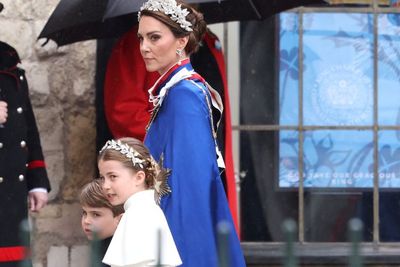Princess Charlotte Pakai Mahkota Bunga di Penobatan Raja Charles, Bentuk Hormat ke Kakek