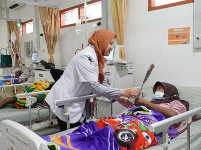 Minta Pembahasan RUU Kesehatan Dihentikan, Nakes di Ponorogo Bagi Bunga dan Doa Bersama