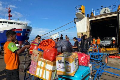 Potret Kehidupan Porter Pelabuhan, Berebut Jasa Bawa Barang Demi Cuan