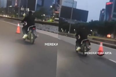 Viral Aksi Pemotor Iseng Tendang Cone di Sudirman, Kena Deh Diincar Polisi