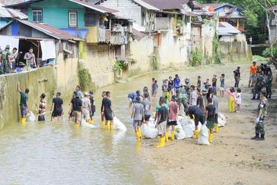 Aksi Bersih-bersih Sungai di Ambon, Rayakan Hut Kodam Pattimura