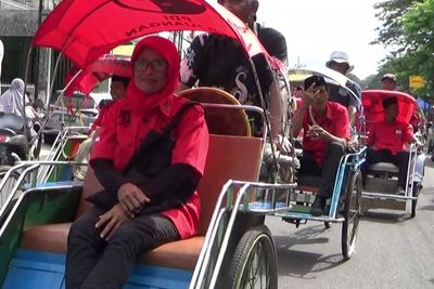 Naik Becak Diiringin Musik Patrol, 50 Bacaleg PDIP Daftar ke KPU Jember