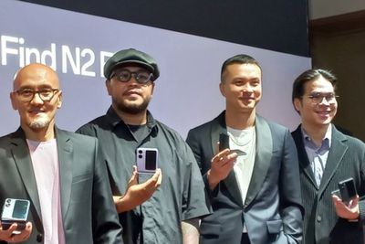 Nicholas Saputra Excited Ngulik Smartphone Lipat Keluaran Terbaru, Paling Suka Kameranya