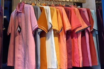 Guys! Simak 5 Tips Memilih Kemeja Keren dan Fashionable dari Desainer