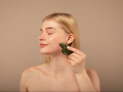 Apa Itu Gua Sha? Ini Pengertian dan Cara Pakainya di Wajah!