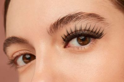 5 Cara Menebalkan Alis secara Alami, Pakai Minyak Herbal!