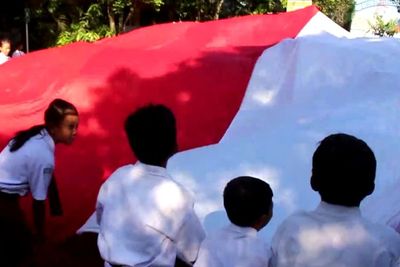 Dukung Timnas Garuda di Final Sea Games, Ratusan Siswa SD Bentangkan Bendera Raksasa