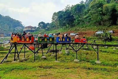 Serunya Naik Wahana Kereta Sawah di Wisata Sumber Gempong Mojokerto